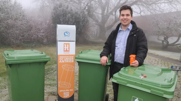 Am Ziel seiner W&uuml;nsche ist Alexander Smoljanovic, denn in Bad Salzuflen, Detmold und Leopoldsh&ouml;he konnte der Sammler die gesuchten M&uuml;lltonnen ausfindig machen. - &copy; Knut Dinter
