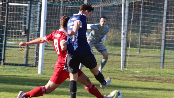 Jan Block vom Bezirksligisten SG Hiddesen-H'dorf zieht ab beim Derby gegen den TuS Lipperreihe. - &copy; Sebastian Lucas