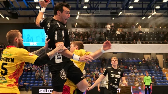 Lemgos spanischer Torero Isaias Guardiola ist vom Finnen Teemu Tamminen nicht mal per Foul zu stoppen. Foto: J&ouml;rg Hagemann - &copy; J&ouml;rg Hagemann