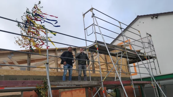 Der Richtkranz weht &uuml;ber dem neuen Stadtteiltreff. Maurermeister Marcus Meier (links) spricht den traditionellen Richtspruch f&uuml;r B&uuml;rgermeister und Bauherr Frank Meier. - &copy; Sylvia Frevert(LZ)