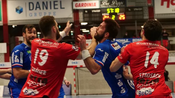 Hei&szlig;er Derby-Zweikampf: Nettelstedts Yannick Dr&auml;ger trifft Tim Suton mit der Faust am Hals und kassiert f&uuml;r dieses Foul die rote Karte. - &copy; J&ouml;rg Hagemann