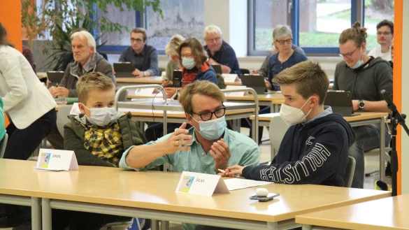 Auf diesem Archivfoto aus dem September diesen Jahres bereiten sich die Sch&uuml;ler darauf vor, dass sich der Kalletaler Rat mit ihren Beschlussvorlagen aus dem Hertie-Projekt "Jugend entscheidet" befasst. Verfahrensbegleiter Maik Peyko unterst&uuml;tzt sie dabei. Mit einem neuen Jugendforum sollen die Jugendlichen im Anschluss an das Projekt weiterhin die M&ouml;glichkeit bekommen, sich in der Gemeinde politisch einbringen zu k&ouml;nnen. - &copy; Archivfoto: Dieter Asbrock
