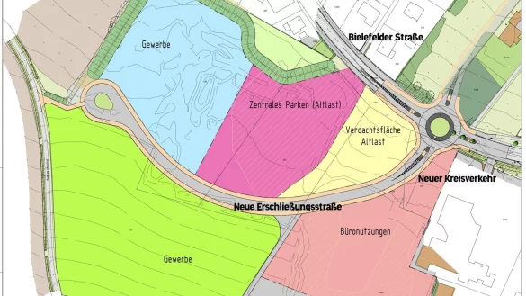 Das Areal an der Bielefelder Straße wird in verschiedene Flächen aufgeteilt: Gewerbe (Blau) mit 8350 Quadratmeter, Parken (Magenta) mit 6850 Quadratmetern, Büronutzungen (Rosa) mit 8700 Quadratmetern, Gewerbe (Grün) mit 15.850 Quadratmetern sowie einer optionalen Erweiterungsfläche von 4350 Quadratmetern (Grau) für Büro- oder Gewerbenutzungen. Hellgrün dargestellt ist eine kleine Zone von 1000 Quadratmetern, die privat veräußert werden kann, und Gelb zeigt eine mögliche Altlast-Zone vom früheren Betonwerk. Ebenfalls dargestellt ist der geplante Kreisverkehr an der Bielefelder Straße zur Erschließung des Areals.  - © Sven Koch, Grafik: Stadt Detmold