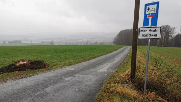 "Freie Fahrt für freie Bürger" - getreu diesem selbst gewählten Motto wurden die Absperrbalken am Laubhüttenweg ausgehebelt und die Löcher mit Beton verfüllt. - © Sylvia Frevert