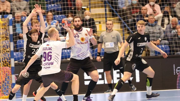 Medvedis Artisom Kulak (am Ball) versucht, die Lemgoer Abwehr unter Druck zu setzen. - &copy; Foto: Paul Cohen