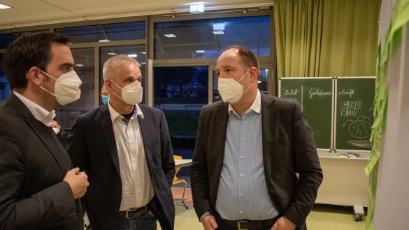 Die B&uuml;rgermeister der St&auml;dte in lippischen S&uuml;dosten, Torben Blome (v.l.), Heinz-Dieter Kr&uuml;ger, Christoph Dolle und J&uuml;rgen Bierwirth (nicht im Bild), haben erste Ideen f&uuml;r eine gemeinsame LEADER Region vorbereitet. - &copy; Stadt Horn-Bad Meinberg