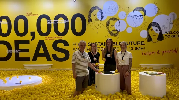 Im B&auml;llebad: Professor Guido Falkemeier (Dekan Fachbereich Medienproduktion), Kristina Heidebrecht (Studentin der Medienproduktion), Leonie Hans (Fachbereichsverwaltung Medienproduktion) und Susann Ehrig (Lehrende der Medienproduktion) besuchen das Medienprojekt des Fachbereichs Medienproduktion auf der Expo 2020 Dubai. - &copy; TH OWL