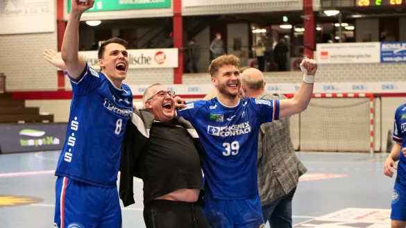 Bei den beiden j&uuml;ngsten Ausw&auml;rtssiegen lie&szlig;en Frederik Simak (links) und Michel Reitemann (rechts) ihren Busfahrer R&uuml;diger Felski kr&auml;ftig mitfeiern. Foto: J&ouml;rg Hagemann - &copy; J&ouml;rg Hagemann