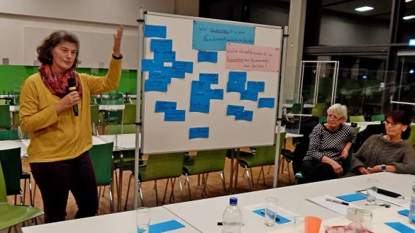 Am Tisch von Susanne Knipping werden Dinge aufgeschrieben, die die Leopoldsh&ouml;her vermissen &ndash; viele sind es nicht. 
Foto: Gunter Held - &copy; Gunter Held