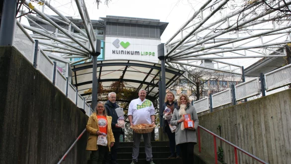 Anke Plogstert (Präsidentin des Soroptimist Clubs Detmold Lippische Rose), Günter Kuhlemann (Dr. Ritter-Stiftung), Mickel Biere (Obermeister der Bäcker und Konditorinnung), Nicole Krüger ( Gleichstellungsbeauftragte) und Sonja Wehning-Jahn (Präsidentin Soroptimist Club Detmold) setzen zusammen ein Zeichen gegen die Gewalt an Frauen. - © Johanna Thiel