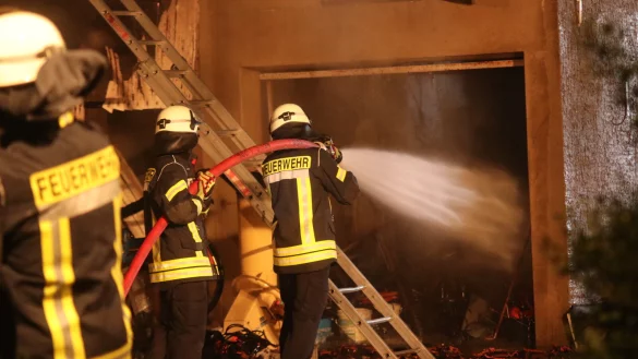 Zum Ehrenamt geh&ouml;rt auch die Freiwillige Feuerwehr, und hier engagieren sich viele Lipper wie etwa bei diesem Scheunenbrand in M&uuml;ssen.&nbsp; - &copy; Patrick Bockwinkel
