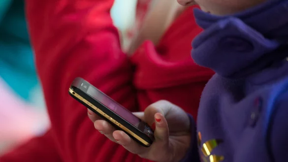 Kinder wissen h&auml;ufig nicht, dass sie sich strafbar machen, wenn sie Missbrauchsdarstellungen auf ihrem Handy speichern oder weiter verschicken. - &copy; Armin Weigel/dpa