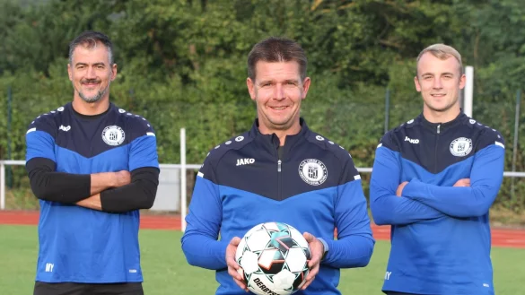 Sascha Weber (Mitte) ist Trainer des TuS WE L&uuml;gde, arbeitet in Augustdorf und lebt in Diestelbruch. - &copy; Sebastian Lucas