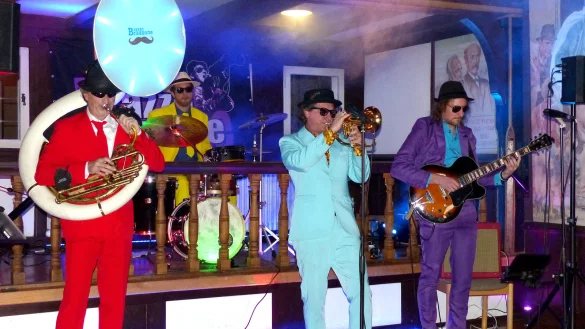 Die Brass-Band Brazzo Brazzone besteht aus (von links) Thomas L&uuml;ck (Sousaphon), Tim Nicklaus (Drums), Daniele Zeinoun (Trompete) und Mathis Herb (Gitarre). - &copy; Rudi Rudolph