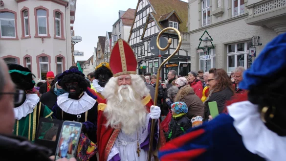 Alljährlich zieht es die Blomberger in Scharen auf den Marktplatz, wenn Sint Nicolaas und seine Pieten einziehen. Dieses Mal soll der heilige Mann wieder nach Blomberg kommen – aber mit mehr Abstand und coronakonform.  - © Till Sadlowski