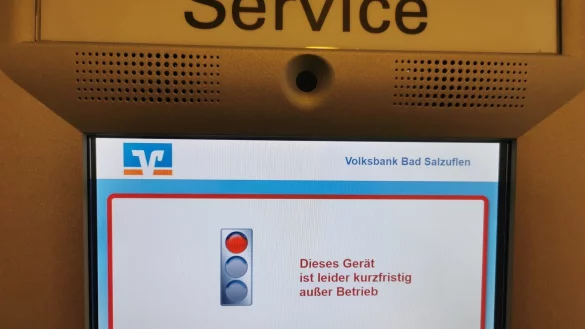 &Auml;rgerlich f&uuml;r viele Bankkunden in Almena: der Bankautomat der Volksbank Bad Salzuflen ist seit drei Wochen offline - Ende offen. Schuld ist ein Leitungsschaden der Deutschen Telekom. - &copy; Sylvia Frevert(LZ)