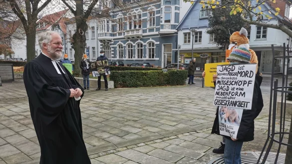 Jagd - eine Geisteskrankheit? Pastor Frank Erichsmeier (links) geht in den Dialog mit den Tiersch&uuml;tzern, die anl&auml;sslich der von ihm gehaltenen Hubertus-Messe am Sonntag gegen die Jagd protestierten. - &copy; Sylvia Frevert