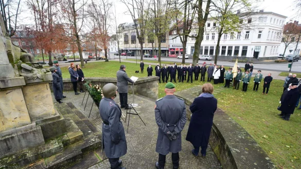 Landrat Dr. Axel Lehmann h&auml;lt seine Rede am Denkmal auf dem Kaiser-Wilhelm-Platz in Detmold. - &copy; Nicole Ellerbrake