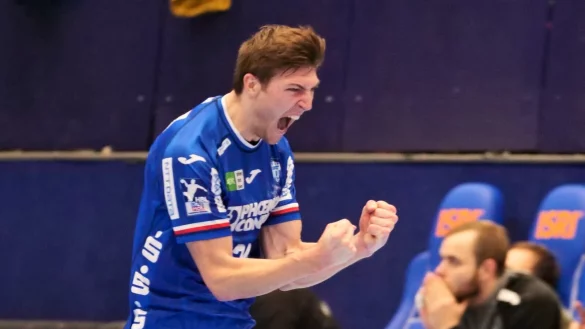 Hat derzeit einen extrem guten Lauf: Lukas Zerbe st&uuml;rmt nach seinem verwandelten Siebenmeter zum 27:27 gegen die F&uuml;chse zur&uuml;ck. Doch der Jubel kam zu fr&uuml;h - &copy; J&ouml;rg Hagemann