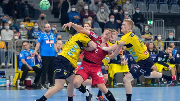 Lukas Hutecek (Mitte) in den F&auml;ngen von Kristjan Horzen und Ymir &Ouml;rn Gislason. - &copy; foto2press