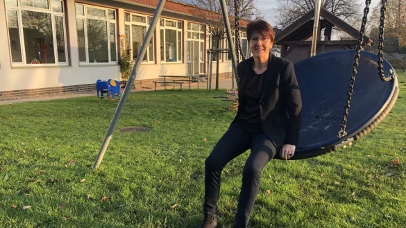 Simone Heuwinkel sitzt auf der Schaukel am B&uuml;rgerhaus W&uuml;lfer-Bexten.&nbsp; - &copy; Sven Kienscherf