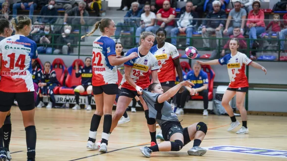 Alle H&auml;nde voll zu tun hatte die Blomberger Abwehr mit (von links) Linnea Pettersson, Cara Hartstock, Laetitia Quist und Emma Emma Hertha hier in einer Szene mit der Unagrin Konszu&eacute;la H&aacute;mori. - &copy; Kornej Weibert