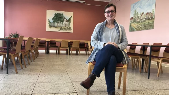 Katrin Klei sitzt im Dorfgemeinschaftshaus in Biemsen-Ahmsen. Foto: Sven Kienscherf - &copy; Sven Kienscherf