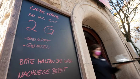 In NRW gilt bald die 2G-Regel: Nur Geimpfte oder Genesene d&uuml;rfen dann Restaurants besuchen. Das Personal ist dazu angehalten, das auch sorgf&auml;ltig zu kontrollieren. - &copy; (c) Copyright 2021, dpa (www.dpa.de). Alle Rechte vorbehalten