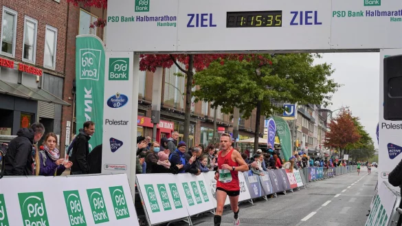 Zieleinlauf auf der Wandsbeker Chaussee. Ingo Wissmann wurde in Hamburg Deutscher Meister auf der Halbmarathon-Distanz. - &copy; Ingo Wissmann