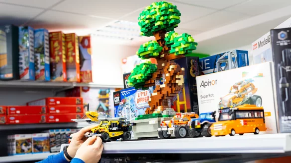 Die Corona-Pandemie verursacht Probleme in weltweiten Lieferketten: Einige Spielwaren sind gar nicht lieferbar. Auch Lego wird knapp, wie es vom Spielwarengesch&auml;ft Niehaus in Lemgo hei&szlig;t. - &copy; Symbolbild: Moritz Frankenberg/dpa