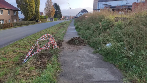 Das Flatterband ist von Wüstenern wieder entfernt worden. Es versperrte den Gehweg auf gut 150 Metern, links verläuft die Salzufler Straße. - © Sebastian Hokamp