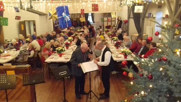 Ein Bild aus seligen Zeiten: Detmold-Kl&uuml;t versammelt sich ohne Maske und Abstand zur Seniorenweihnacht. 2021 sind die meisten Lemgoer Veranstaltungen dieser Art bereits abgesagt worden. Nur zwei D&ouml;rfer hoffen noch auf Geselligkeit. - &copy; Archivfoto: R&uuml;diger Preuss
