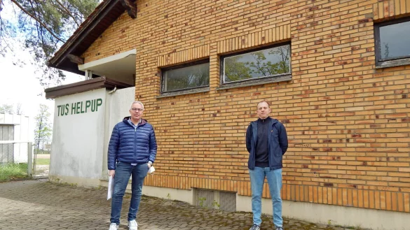 Eigentlich ist es eine Bruchbude, vor der Dirk Palmowski, Vorsitzender der TuS Helpup, und Fu&szlig;ball-Abteilungsleiter Tobias Risy stehen. Und eigentlich wissen das auch die Verwaltung und alle politischen Parteien. Der Verein hofft auf eine L&ouml;sung. - &copy; Gunter Held