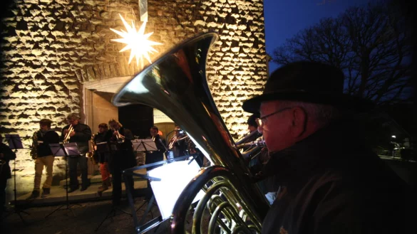 Das Archivfoto zeigt den Auftritt des Posaunenchors zur Er&ouml;ffnung des Weihnachtsmarkts vor der evangelisch-reformierten Kirche in B&ouml;singfeld. - &copy; Archivfoto: Wolf-Stephan Scherzer