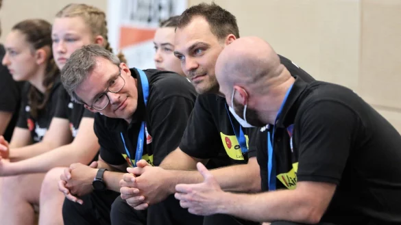 Best&auml;tigt Bj&ouml;rn Piontek (links) h&ouml;rt zum Saisonende auf, Lasse Bracksiek (Mitte) &uuml;bernimmt das Traineramt bei den zweiten Frauen und der A-Jugend. - &copy; Oliver K&ouml;nig
