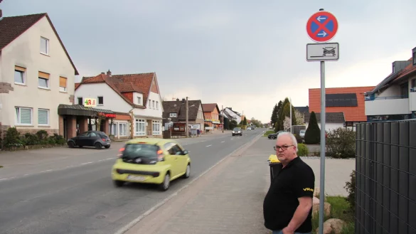 Anwohner Dietmar Kespohl am Halteverbotsschild an der Salzufler Stra&szlig;e. Archivfoto: Nadine Uphoff - &copy; Nadine Uphoff