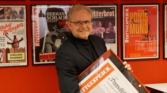Plakat der ersten Stunde. Frank Wiemann tr&auml;gt im Theater STATTGESPR&Auml;CH das Plakat seiner ersten Inszenierung &bdquo;Doppelfehler" unterm Arm.&nbsp; - &copy; Thomas Kr&uuml;gler