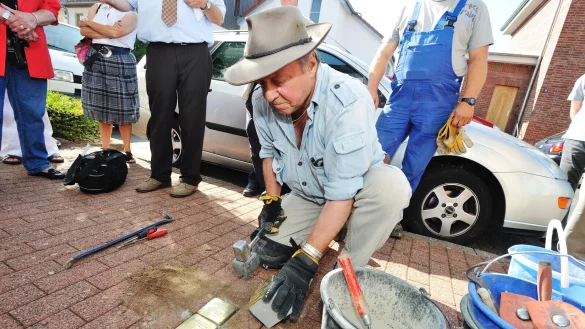 Gunter Demnig verlegt 2011 vier Steine in der Oberen Stra&szlig;e in Barntrup. Bis heute gibt es 75.000 Gedenksteine sind in 21 europ&auml;ischen L&auml;ndern. Alleine in Deutschland hat Demnig seine Kunstwerke in 1265 Kommunen in den Boden gelassen. - &copy; Archivfoto: Karl-Heinz Krull