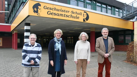 Joanne Herzberg (Vorsitzende Gesellschaft f&uuml;r Christlich-J&uuml;dische Zusammenarbeit, von links), Lehrerin Christa Stratmann, Barbara Klaus (Vorsitzende Gesellschaft f&uuml;r Christlich-J&uuml;dische Zusammenarbeit) und Ernst Meu&szlig; (kommissarischer stellvertretender Schulleiter) freuen sich &uuml;ber die gute Zusammenarbeit. - &copy; Johanna Thiel