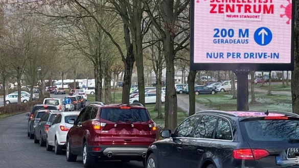Sonntags ist die Schlange am Stausee am l&auml;ngsten, denn die meisten Testzentren haben dann geschlossen. Wartezeiten k&ouml;nnen dann schon mal 80 Minuten betragen. - &copy; Thomas Liebold