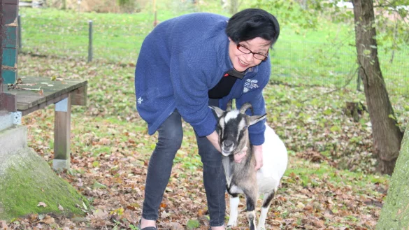 Uta Abel-Stein liebt ihre Tiere und Ziege "Mona" genie&szlig;t die t&auml;glichen Streicheleinheiten. - &copy; Sandra Castrup