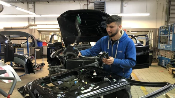 Mohibullah war einer der ersten unbegleiteten minderj&auml;hrigen Fl&uuml;chtlinge, die 2015 nach Detmold kamen. Inzwischen ist er 22, Karosserieinstandsetzer und arbeitet in einem kleinen Team bei Stegelmann in Detmold. - &copy; Silke Buhrmester