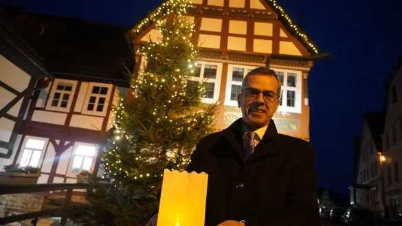 Bürgermeister Jörg Bierwirth hofft, dass in der Adventszeit noch viele weitere Leuchten hinzukommen - © Michaela Weiße
