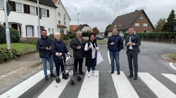 Sadik Cakmak (von links), Annemarie G&ouml;thel, Dieter Nietzold, Renate Claus, Sebastian Hokamp und Dirk Tolkemitt  sto&szlig;en auf die neue Querungshilfe an. - &copy; Stadt Bad Salzuflen