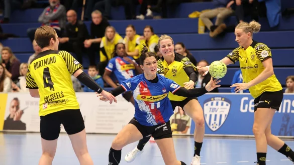 Blombergs Lisa Rajes (Mitte) nimmt es mit drei Dortmunderinnen auf. - &copy; Paul Cohen