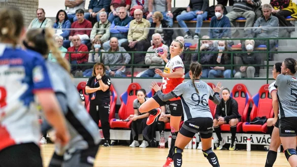 Blombergs Kamila Kordovsk&aacute; sucht die L&uuml;cke in der Abwehr von V&aacute;ci NKSE. - &copy; Kornej Weibert