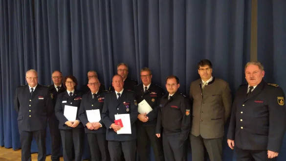 Personen auf dem Bild von L.n.R. E. Keuter, K. Wegener, H. Lalk, M. Behrens, K.-H. Brakemeier, T. Wedeking, J. Diekmann, T. Kronshage, L. Pleuger, S. Grigat, W. Kornegger - &copy; Lippischer Feuerwehrverband e.V.