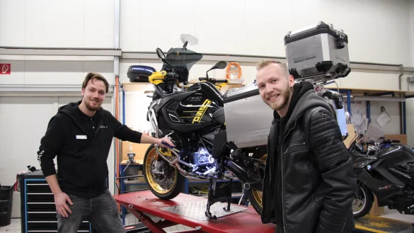 Fast startklar: Einige Kleinigkeiten m&uuml;ssen an der &bdquo;BMW R 1250 GS Adventure &ndash; Edition 40 Years GS" von Joel Gol&uuml;cke (rechts) noch gemacht werden. Ivo Kopkow von Becker-Tiemman freut sich, den Blomberger ausstatten zu d&uuml;rfen. - &copy; Silke Buhrmester