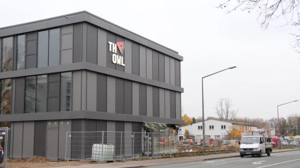 Das neue Geb&auml;ude f&uuml;r die Medienproduktion an der Bielefelder Stra&szlig;e steht vor der Fertigstellung. Das Logo der Technischen Hochschule OWL hat es bereits erhalten. - &copy; Jana Beckmann