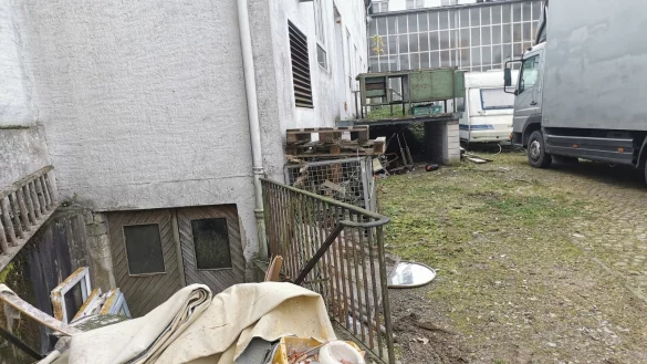 Ein Schandfleck im Ort: die Zust&auml;nde an der Alten Zigarrenfabrik sind Nachbarn und Anwohnern seit Jahren ein Dorn im Auge. Jetzt hat die Stadt das Geb&auml;ude &uuml;ber das ihr gesetzlich zustehende Vorkaufsrecht erworben - gegen den Willen des Eigent&uuml;mers. - &copy; Sylvia Frevert